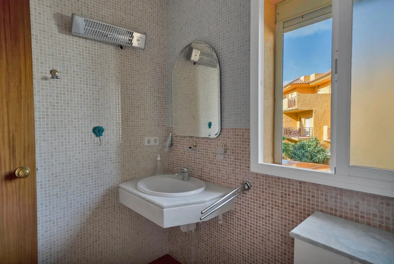 Baño de Casa adosada en venta en Estepona con Aire acondicionado, Calefacción y Jardín privado