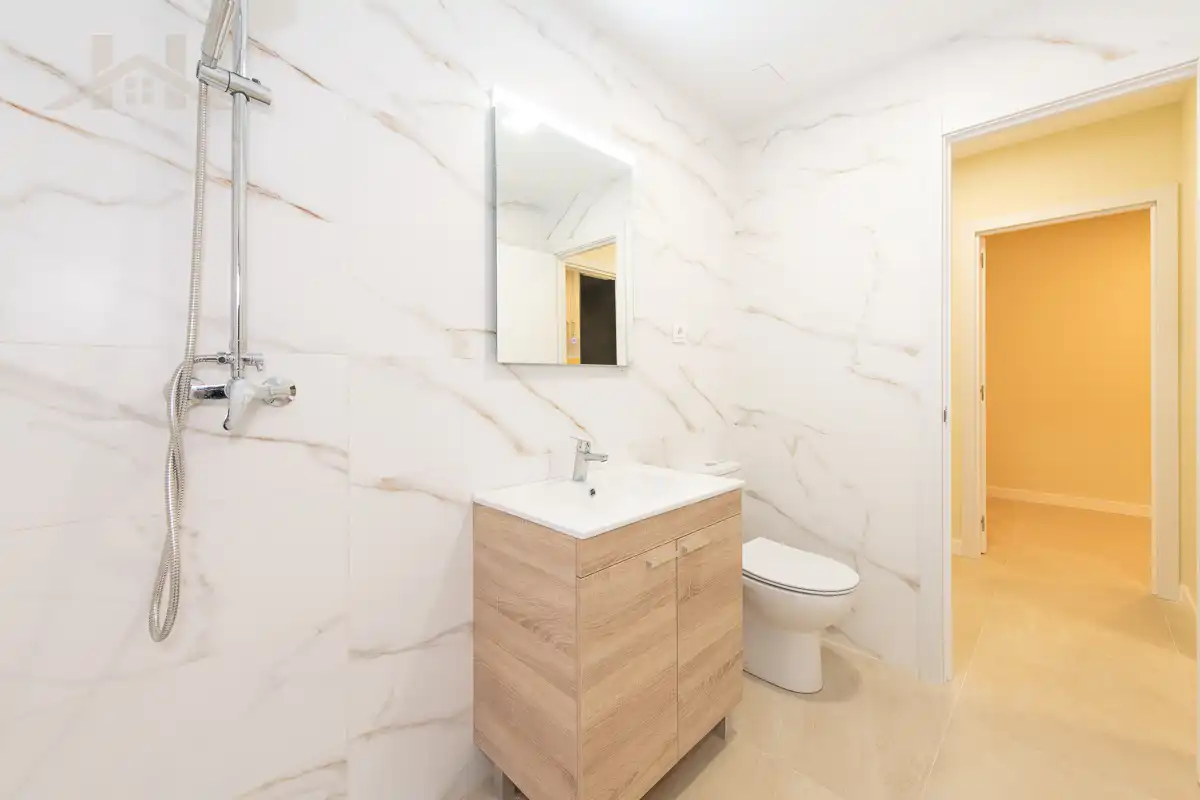 Baño de Piso en venta en Fuenlabrada con Aire acondicionado y Horno