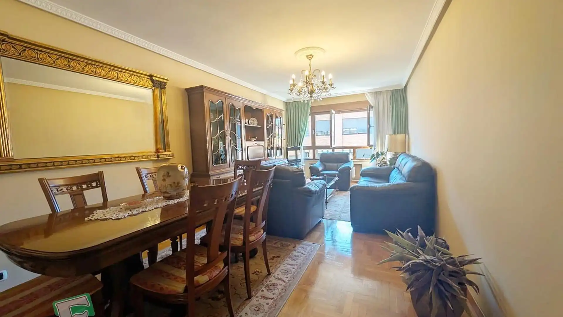 Living room of Flat for sale in Oviedo   with Parquet flooring and Furnished