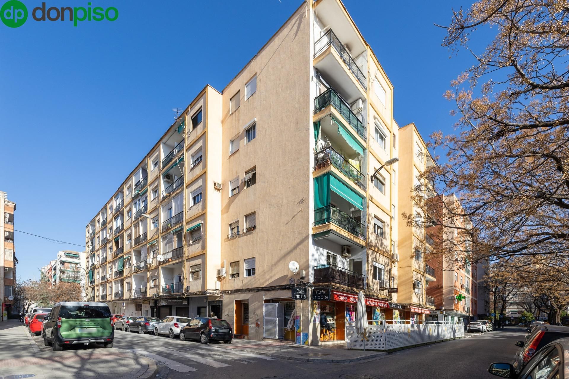 Vista exterior de Pis en venda en  Granada Capital amb Terrassa i Balcó