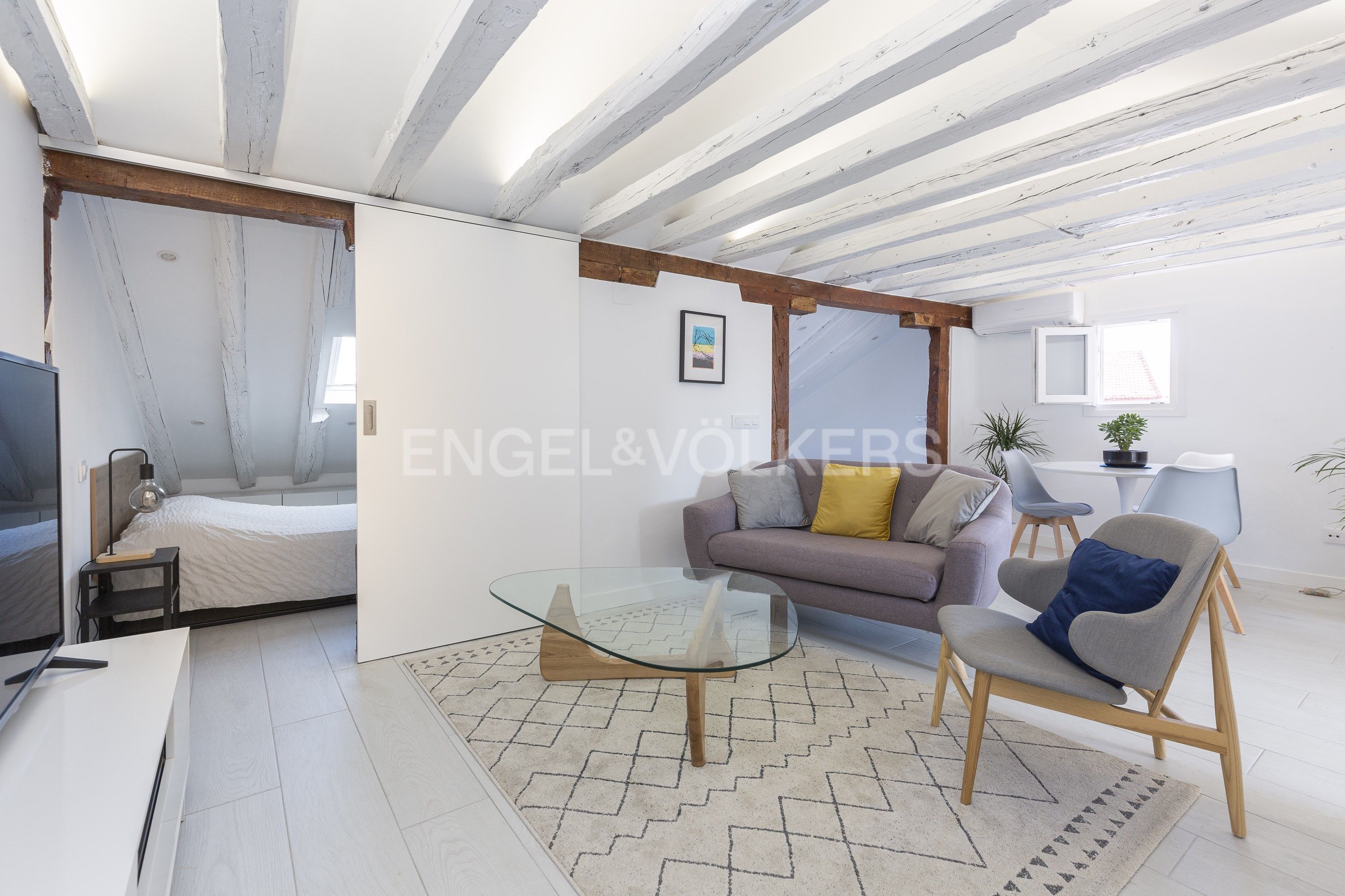 Sala d'estar de Apartament de lloguer en  Madrid Capital amb Aire condicionat, Calefacció i Moblat