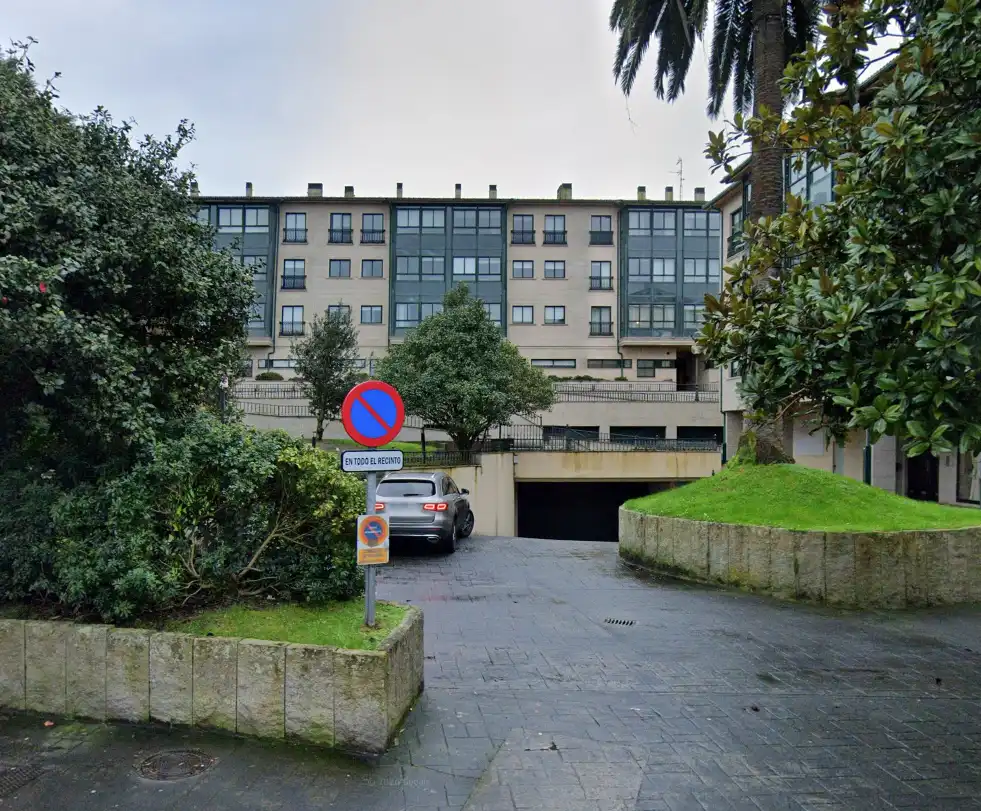 Vista exterior de Piso en venta en Oleiros con Trastero