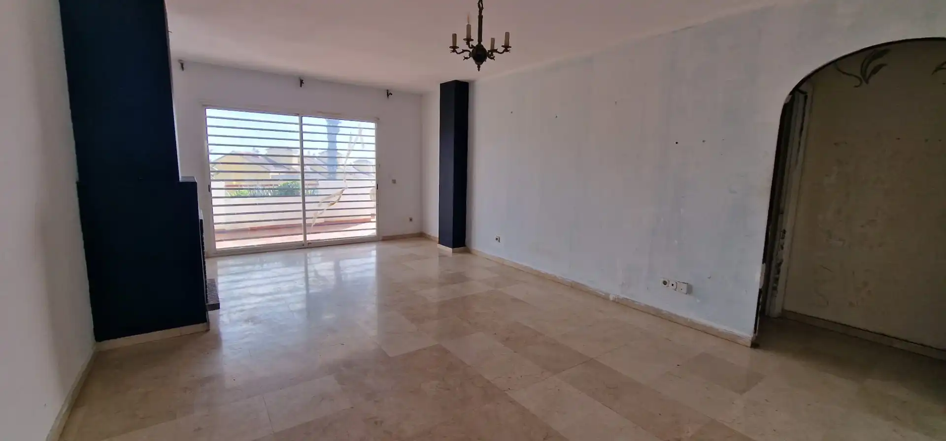Sala de estar de Piso en venta en Estepona con Jardín privado, Terraza y Piscina
