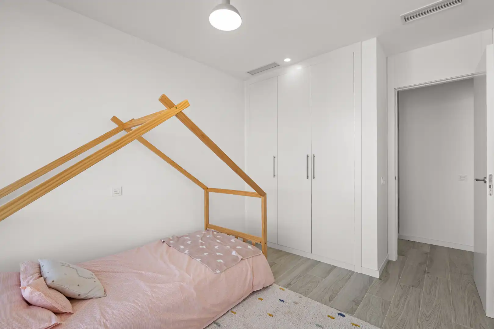 Habitación de Casa adosada de alquiler en Estepona con Aire acondicionado, Terraza y Piscina