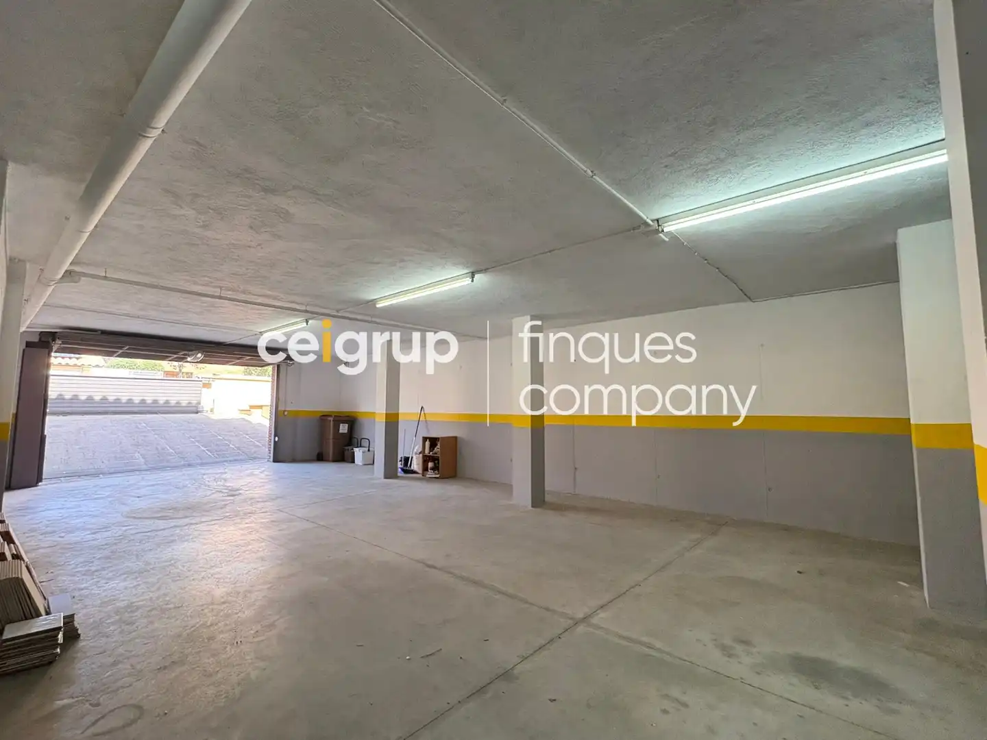 Parking de Casa o chalet de alquiler en Girona con Calefacción, Terraza y Piscina
