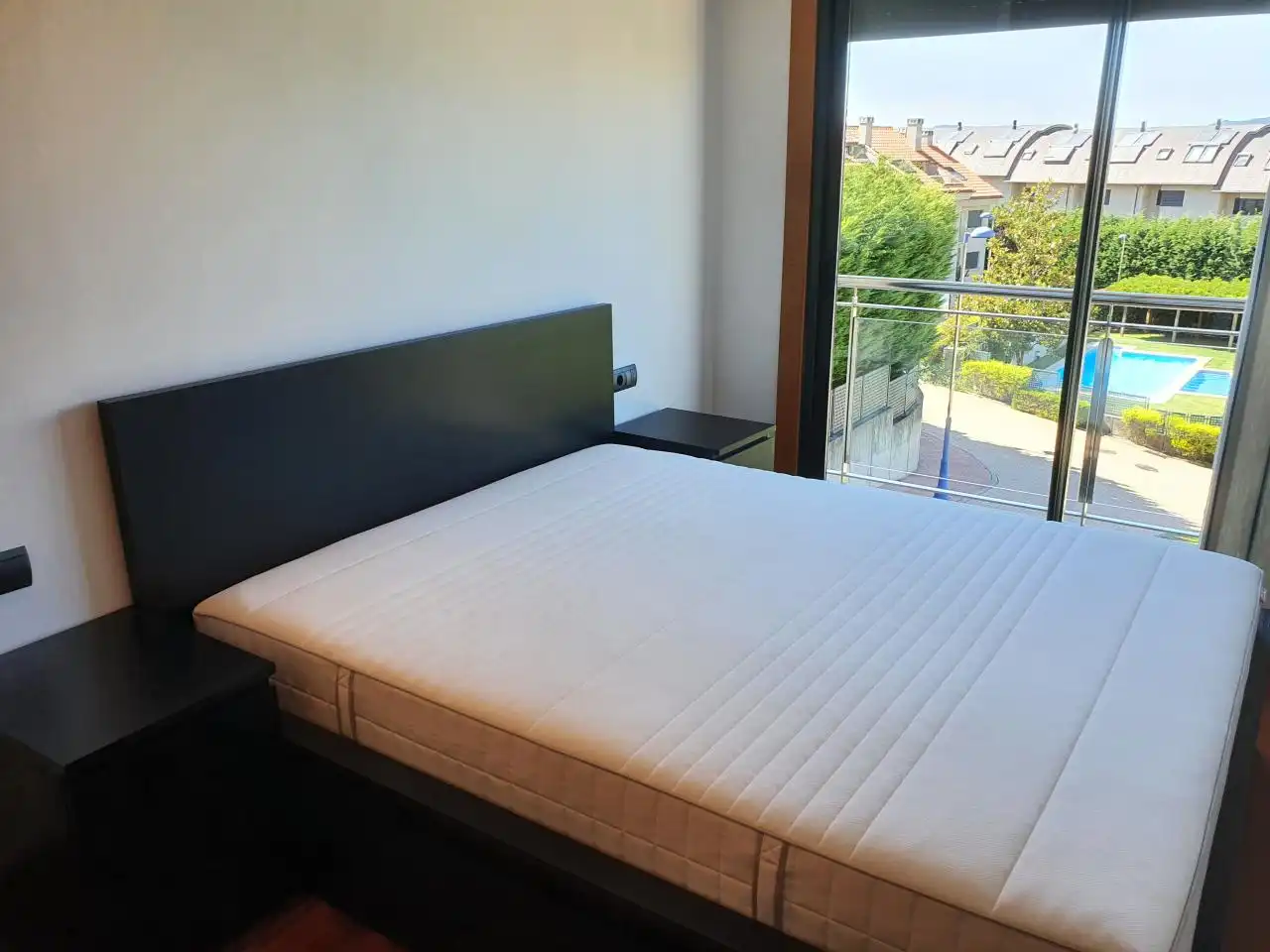 Dormitori de Casa adosada en venda en Vigo  amb Calefacció, Jardí privat i Moblat