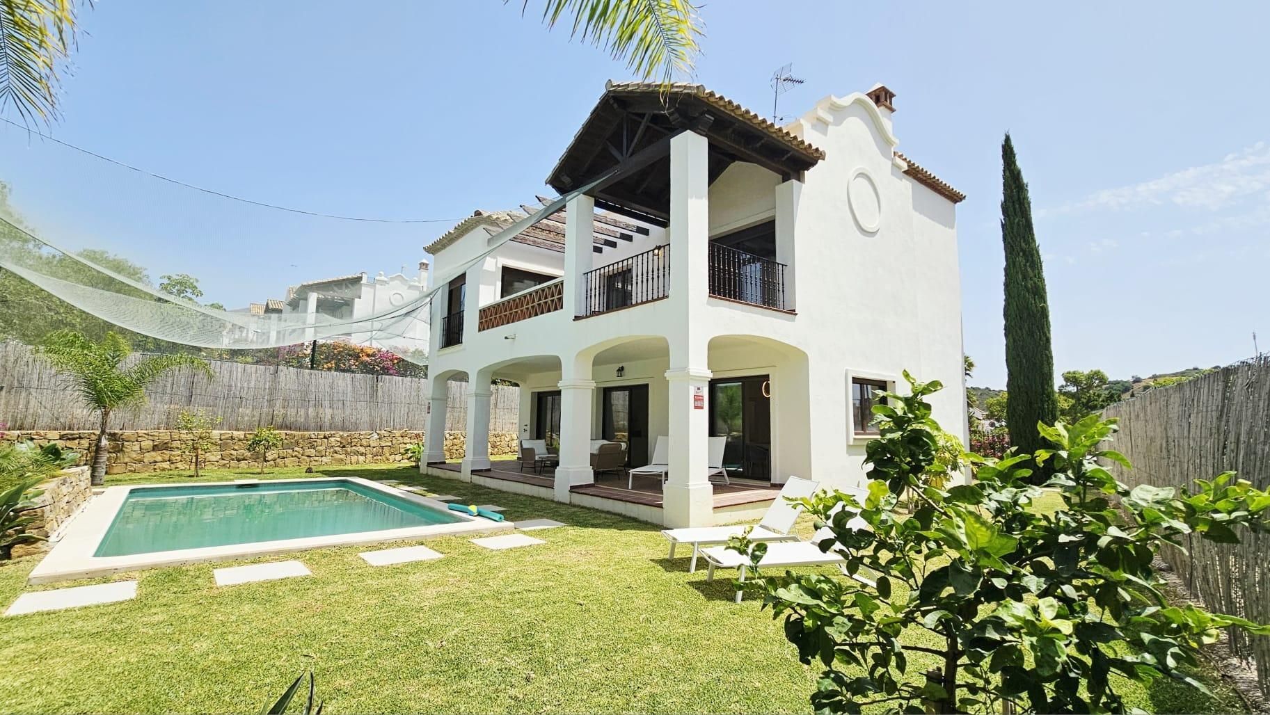 Exterior view of House or chalet for sale in Estepona  with Private garden and Terrace
