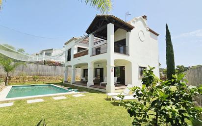 Vista exterior de Casa o xalet en venda en Estepona amb Jardí privat i Terrassa