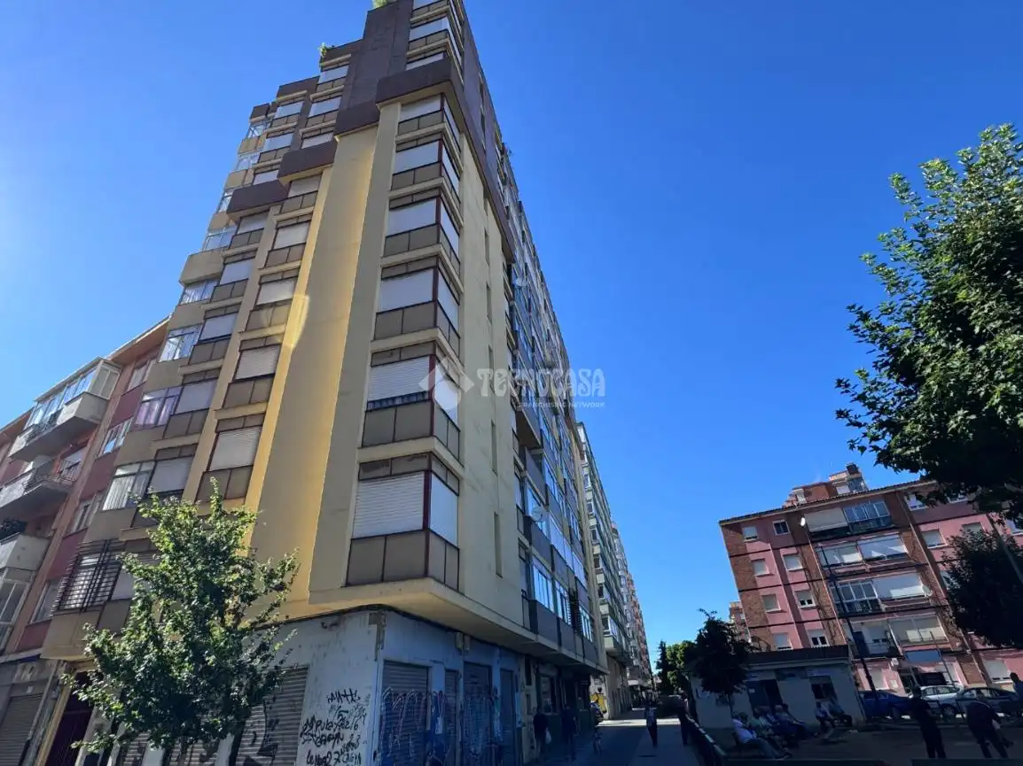 Vista exterior de Pis en venda en León Capital  amb Calefacció i Parquet