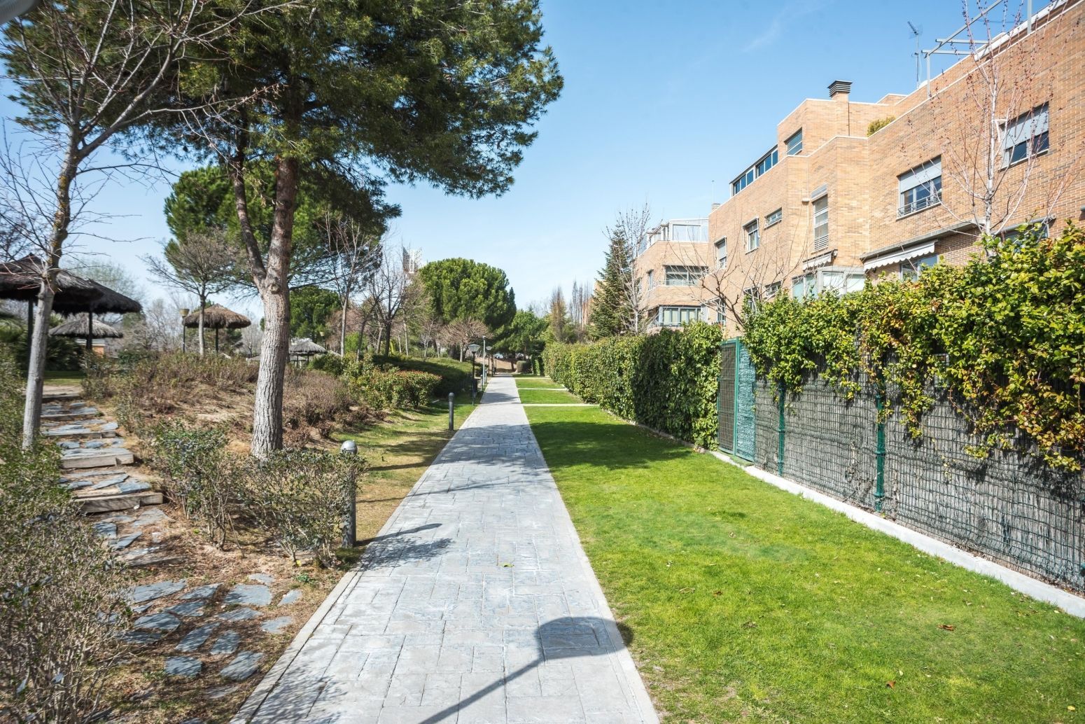 Vista exterior de Pis en venda en La Moraleja amb Aire condicionat, Calefacció i Jardí privat