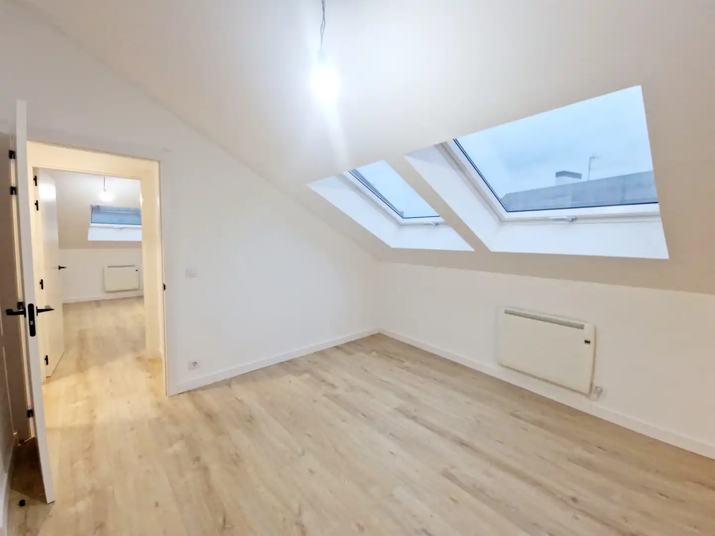 Schlafzimmer von Dachboden zum Verkauf in A Coruña Capital  mit Heizung, Ofen und Waschmaschine