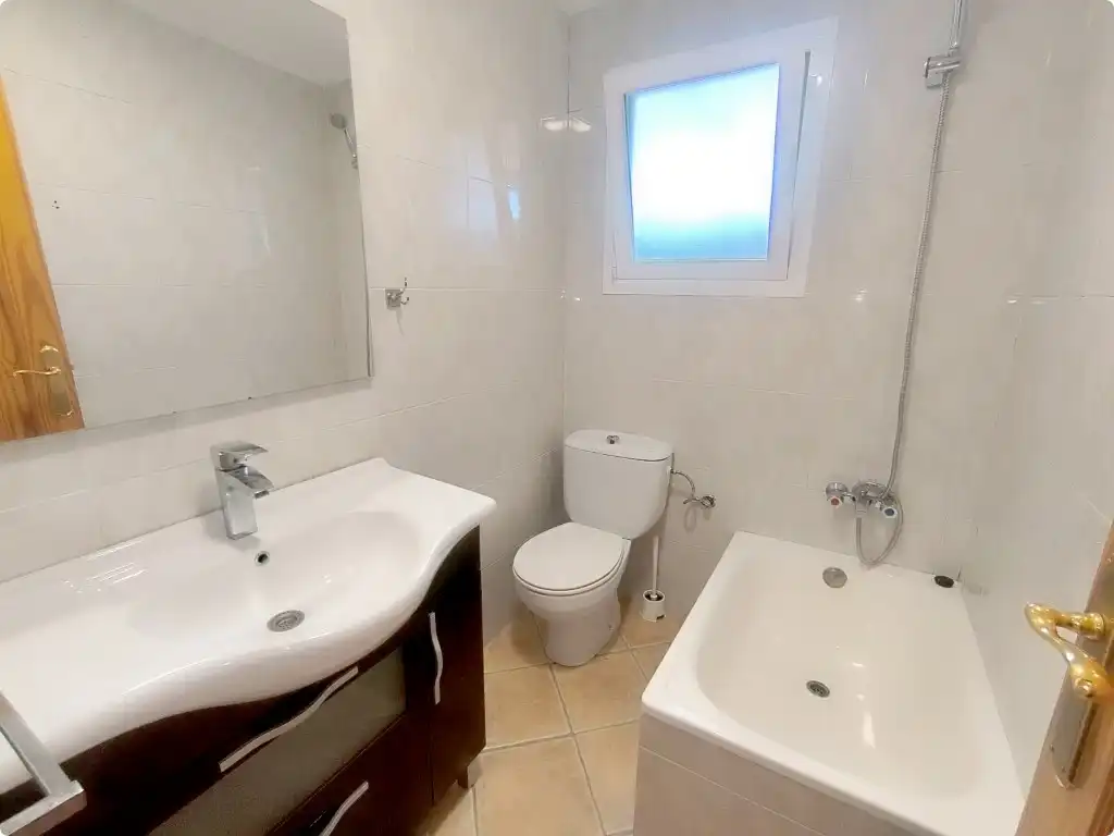 Baño de Piso en venta en Bellreguard con Aire acondicionado, Terraza y Balcón