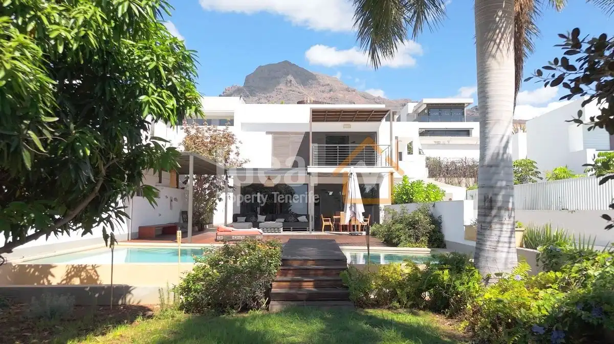 Detached house with pool for sale in Costa Adeje
