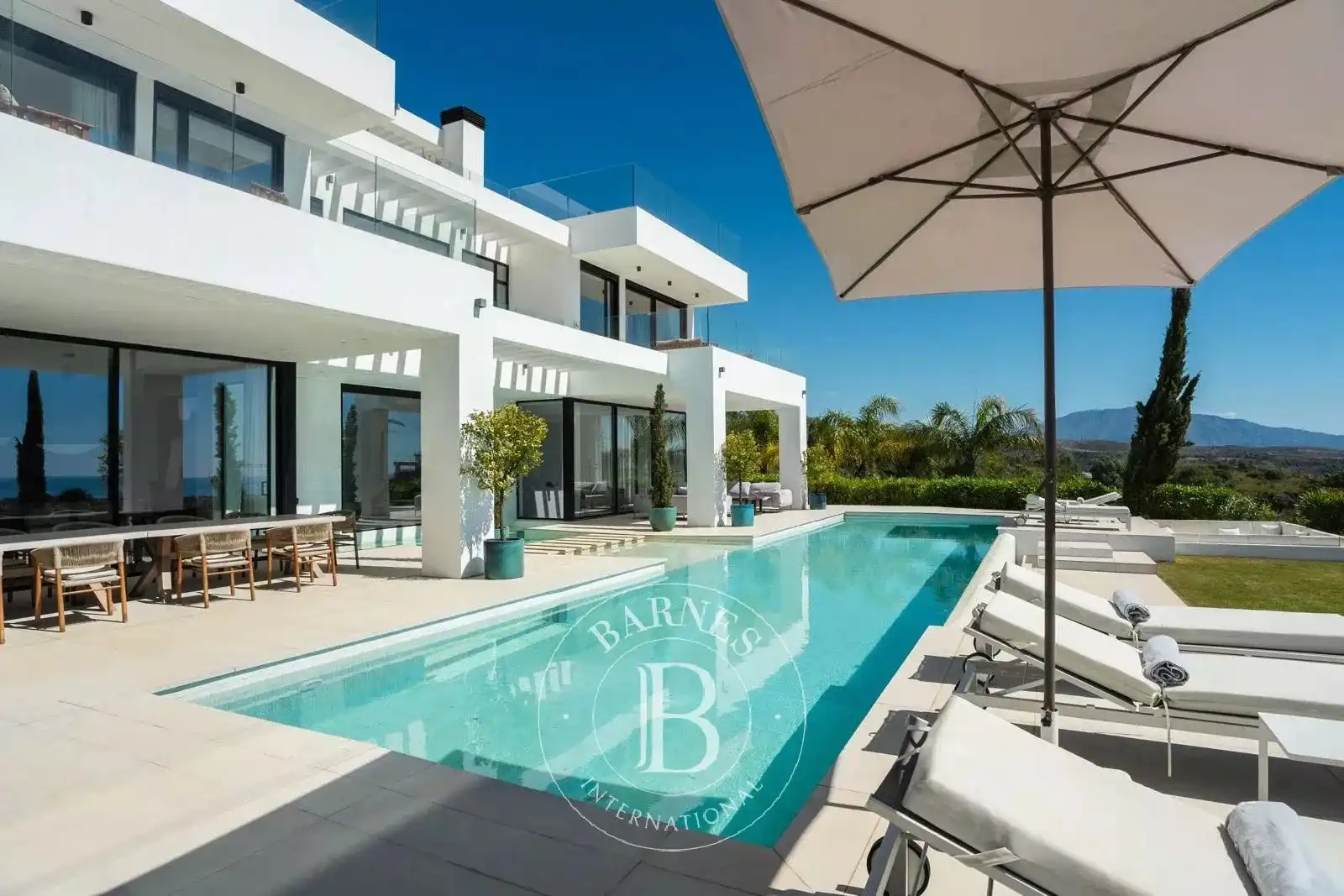 Vista exterior de Casa o xalet de lloguer en Estepona amb Aire condicionat, Calefacció i Piscina