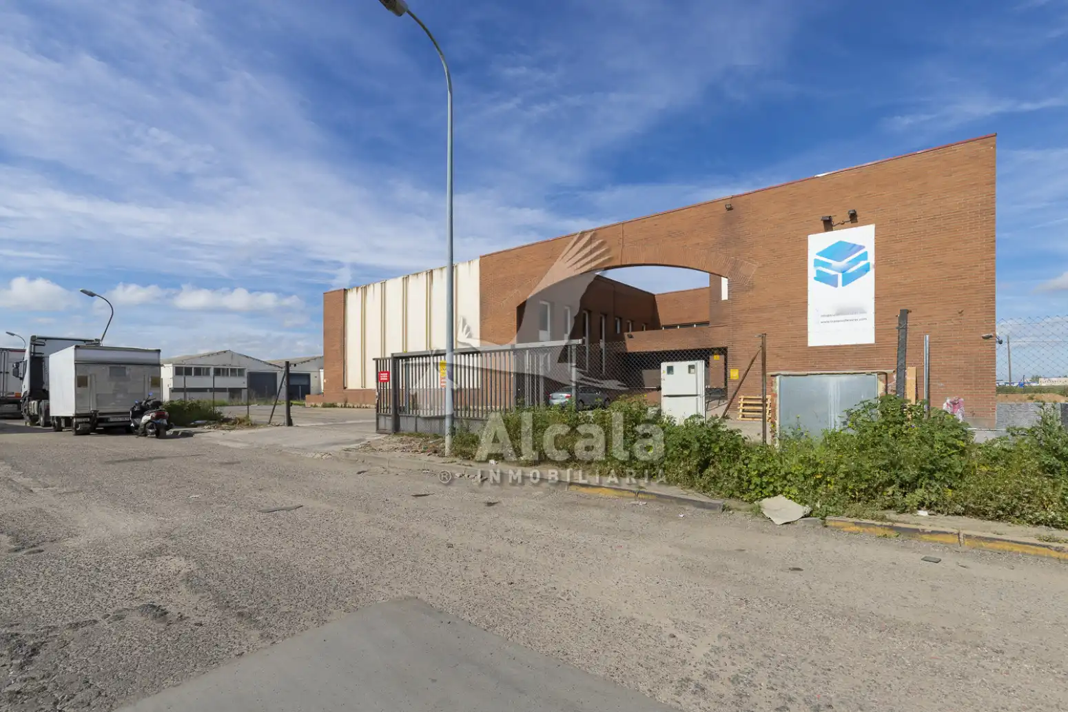 Vista exterior de Nave industrial en venta en Alcalá de Henares