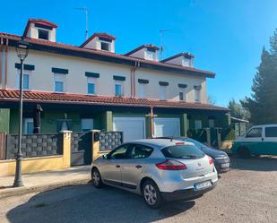 Vista exterior de Casa adosada en venda en Sotragero amb Calefacció, Jardí privat i Parquet