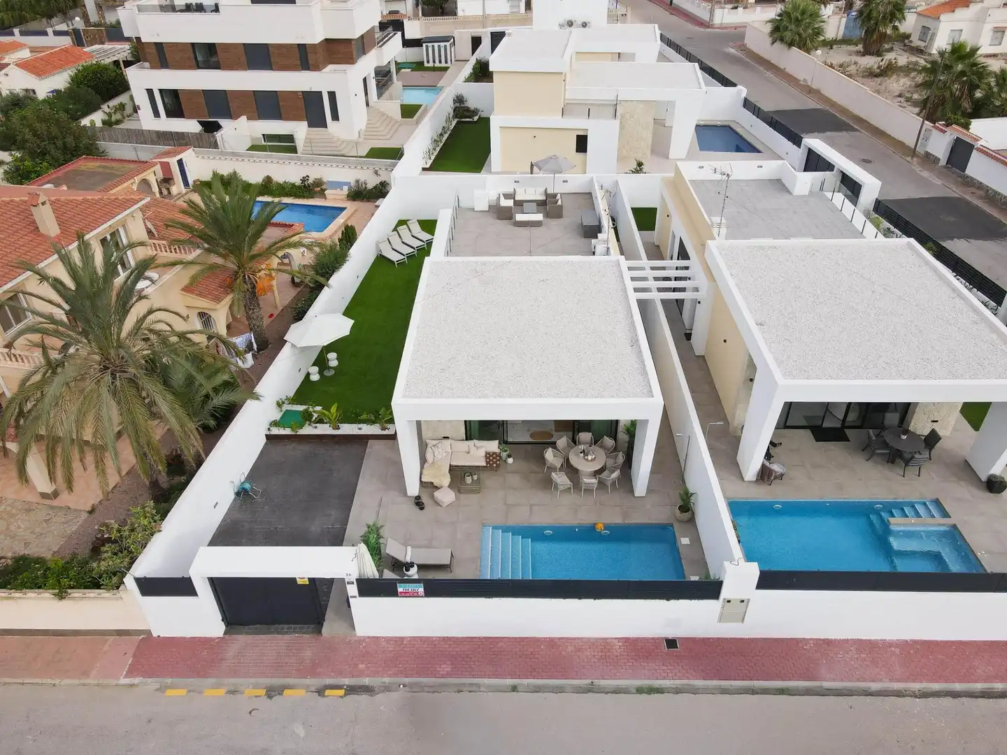 Vista exterior de Casa o xalet en venda en Torrevieja amb Aire condicionat, Calefacció i Jardí privat