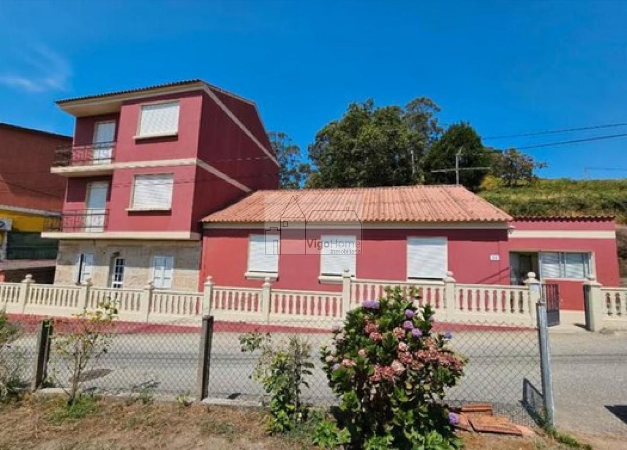 Vista exterior de Casa o xalet en venda en Cangas  amb Calefacció, Jardí privat i Terrassa