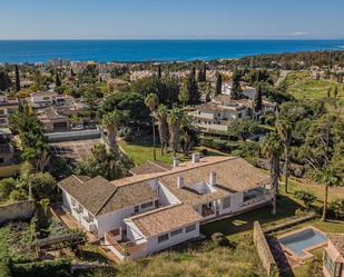 Vista exterior de Casa o xalet en venda en Marbella amb Jardí privat, Terrassa i Piscina