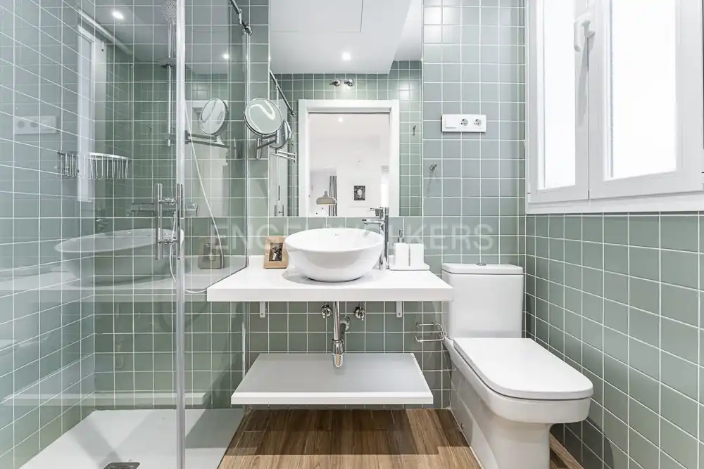 Bany de Apartament de lloguer en Madrid amb Aire condicionat, Calefacció i Moblat