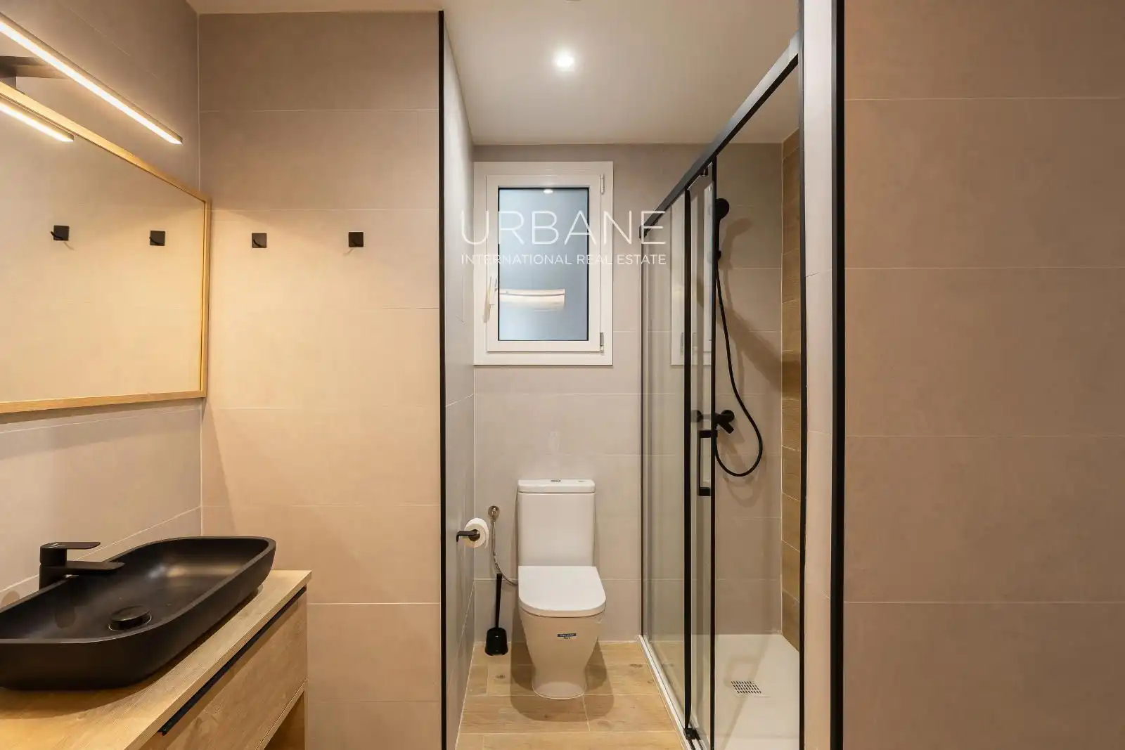 Badezimmer von Wohnung zum Verkauf in Barcelona mit Klimaanlage, Heizung und Parkett
