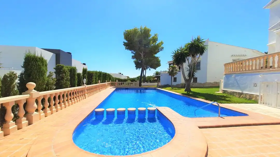 Schwimmbecken von Einfamilien-Reihenhaus zum Verkauf in Moraira