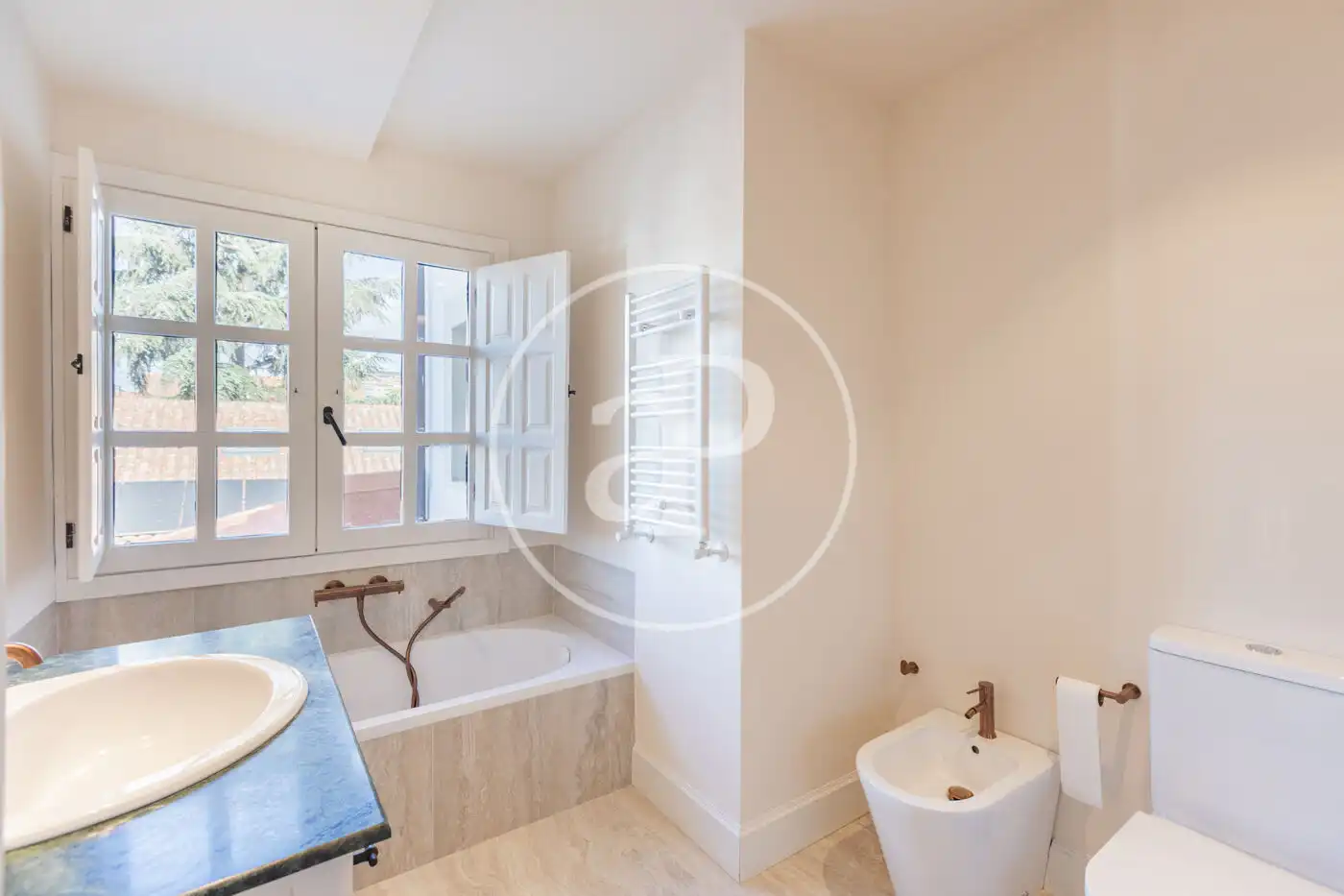 Bathroom of Houses for rent in Madrid  with Air Conditioner, Heating and Private garden
