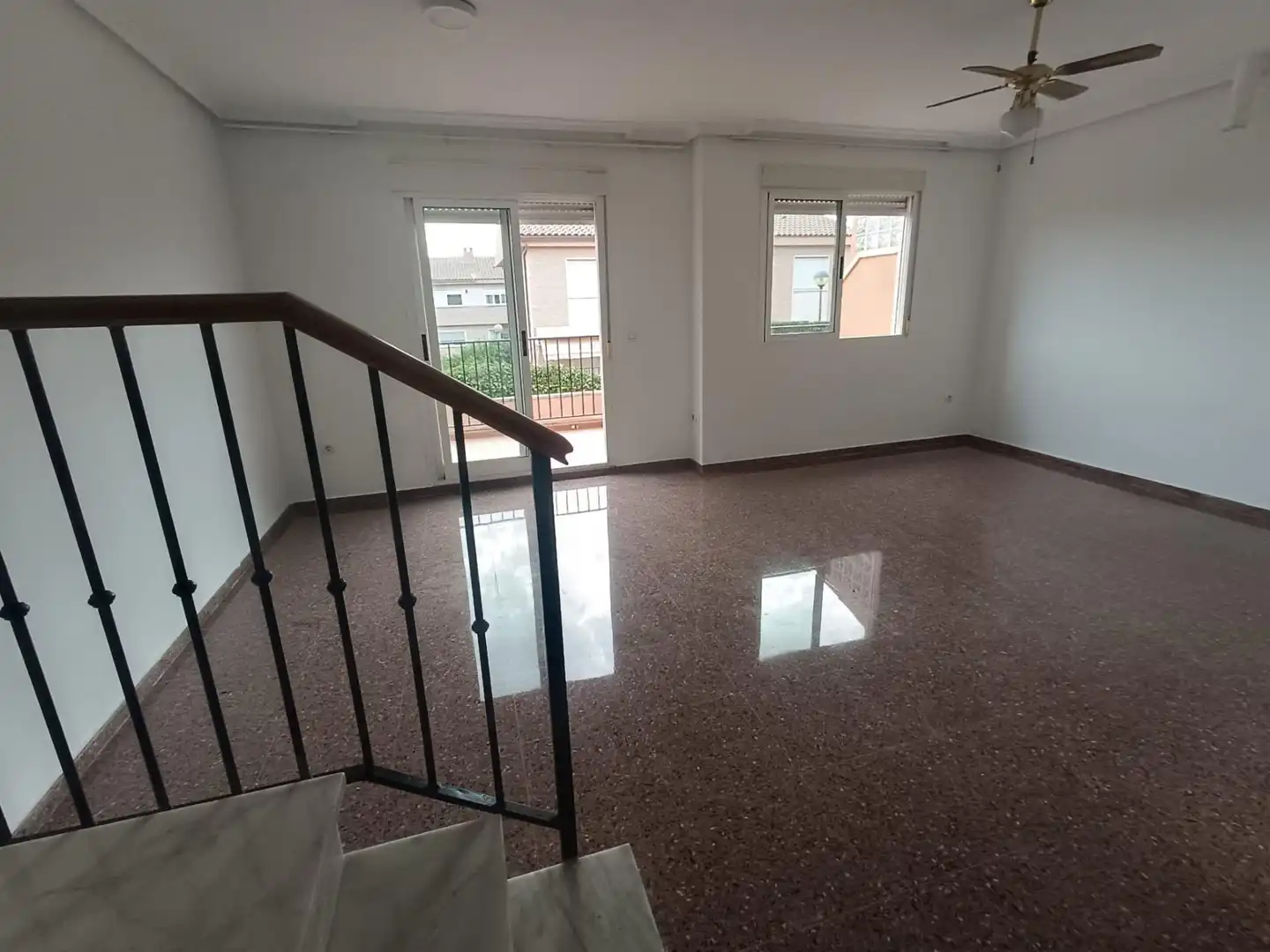 Sala de estar de Casa adosada en venta en Petrer con Jardín privado, Terraza y Balcón