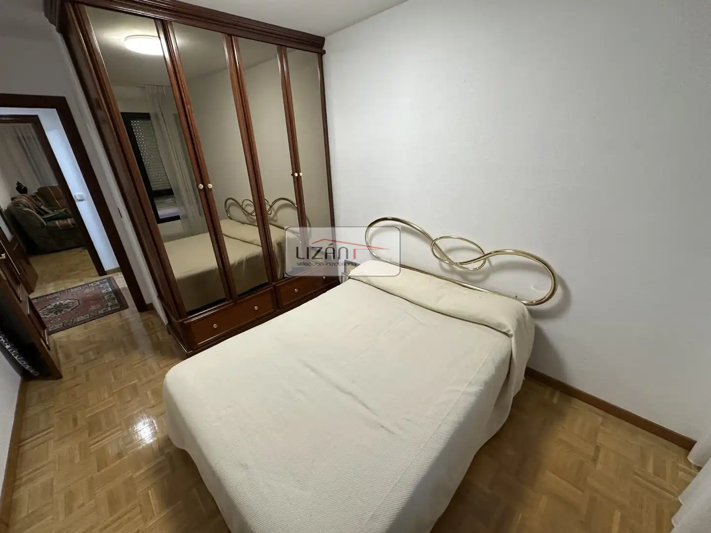 Dormitori de Pis de lloguer en Oviedo  amb Calefacció, Parquet i Moblat