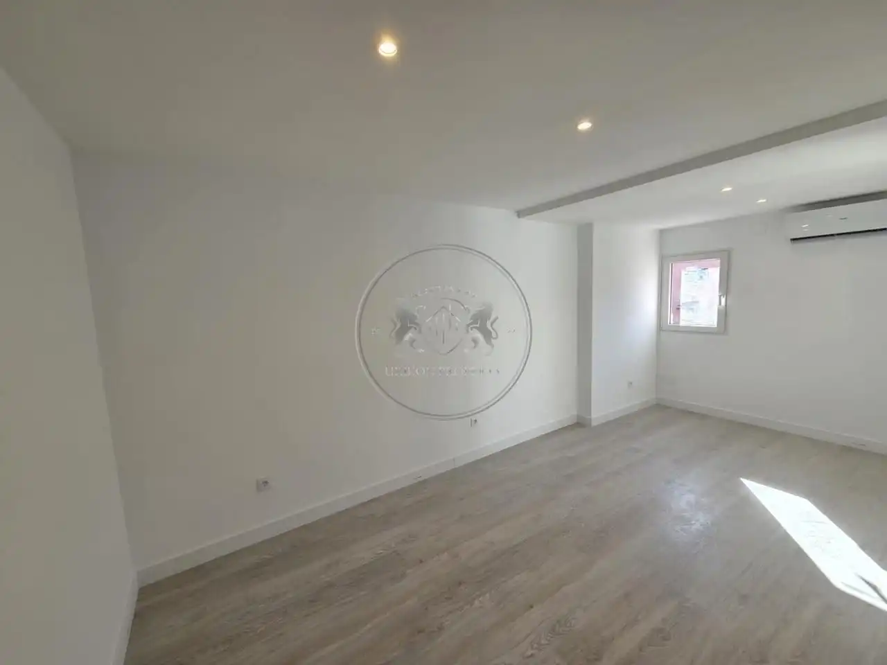 Flat for sale in Madrid  with Air Conditioner and Alarm