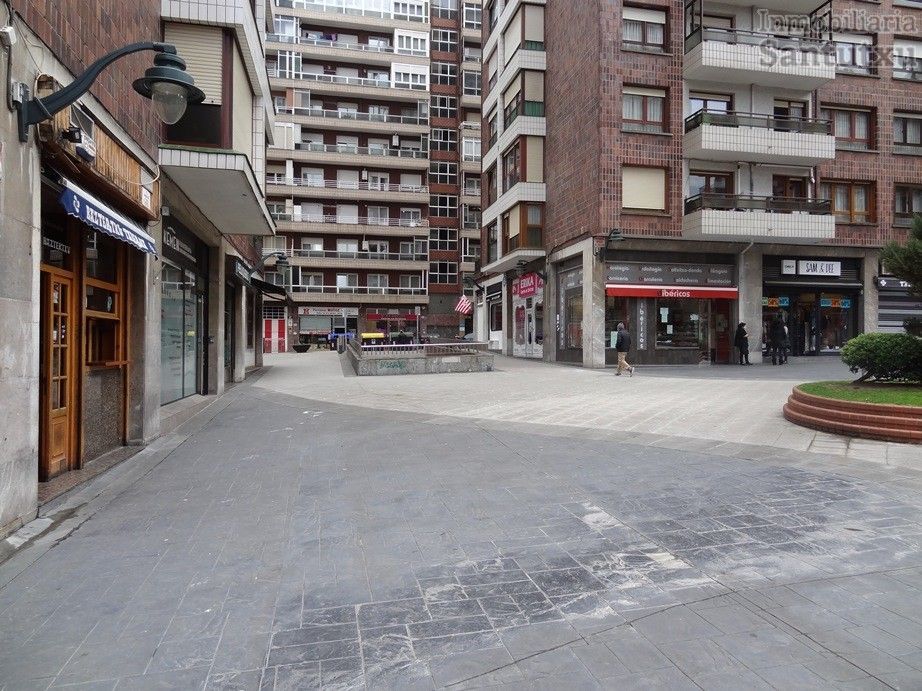 Vista exterior de Garatge en venda en Bilbao 