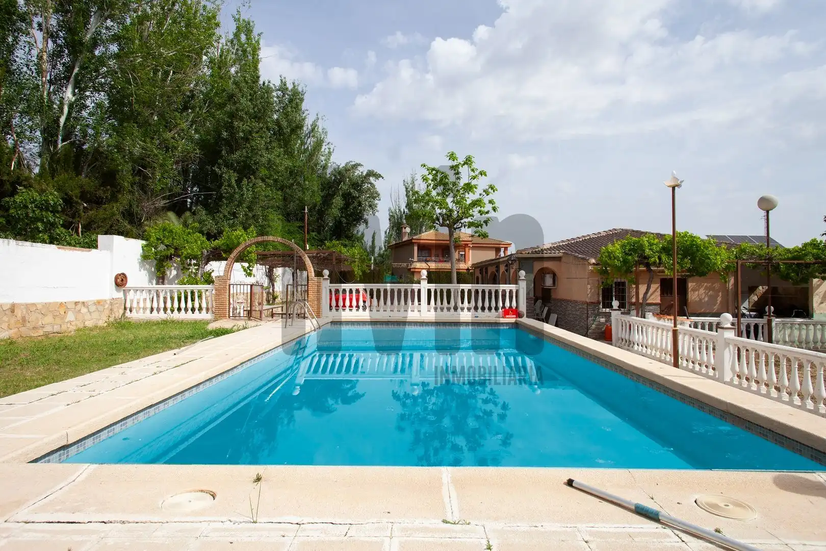 Piscina de Casa o xalet en venda en Jaén amb Aire condicionat, Calefacció i Jardí privat