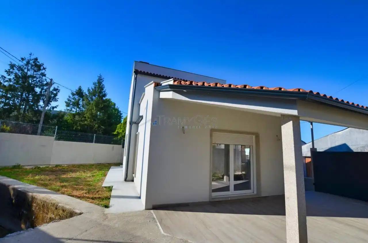 Vista exterior de Casa o xalet en venda en A Guarda   amb Calefacció, Jardí privat i Terrassa