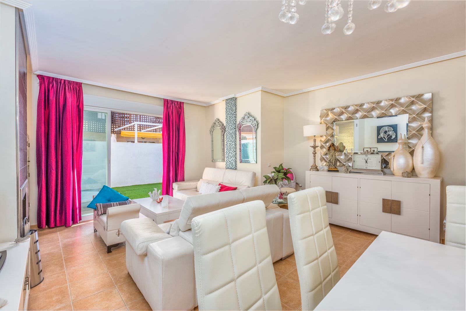 Sala d'estar de Casa adosada en venda en Mijas amb Aire condicionat, Jardí privat i Terrassa