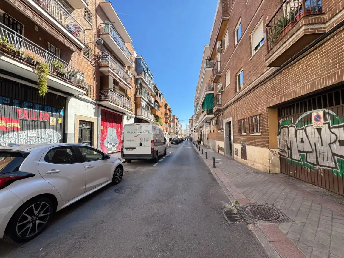 Vista exterior de Local en venda en Madrid amb Calefacció, Parquet i Alarma