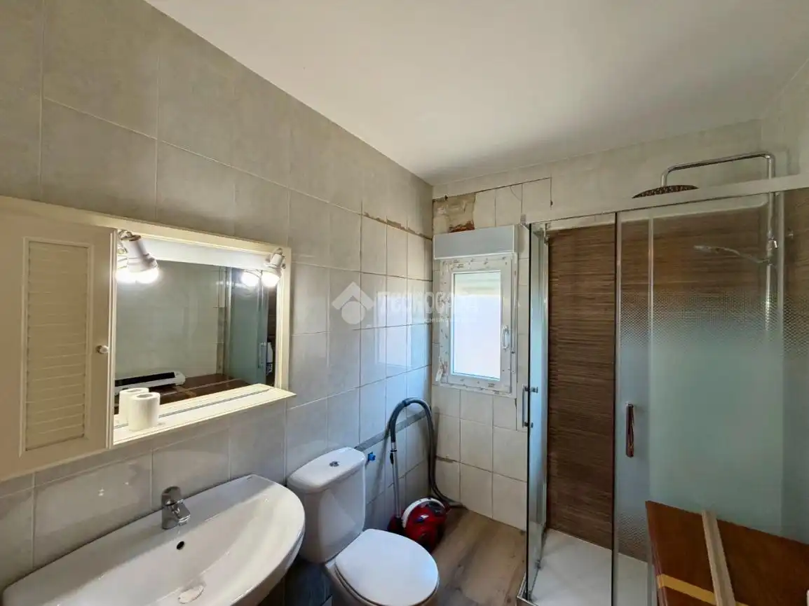 Baño de Casa adosada en venta en Villanueva de la Torre con Jardín privado, Terraza y Balcón