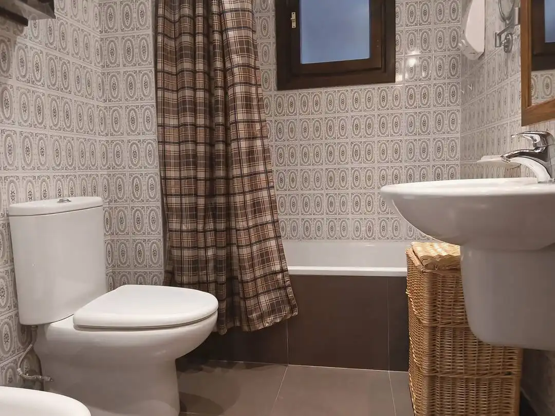 Badezimmer von Wohnung zum Verkauf in Ezcaray mit Heizung, Privatgarten und Terrasse
