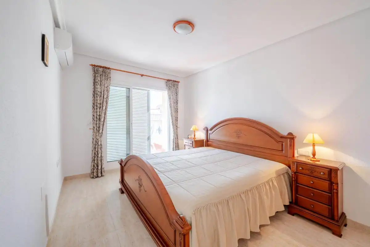 Habitación de Dúplex en venta en Santa Pola con Aire acondicionado, Calefacción y Jardín privado