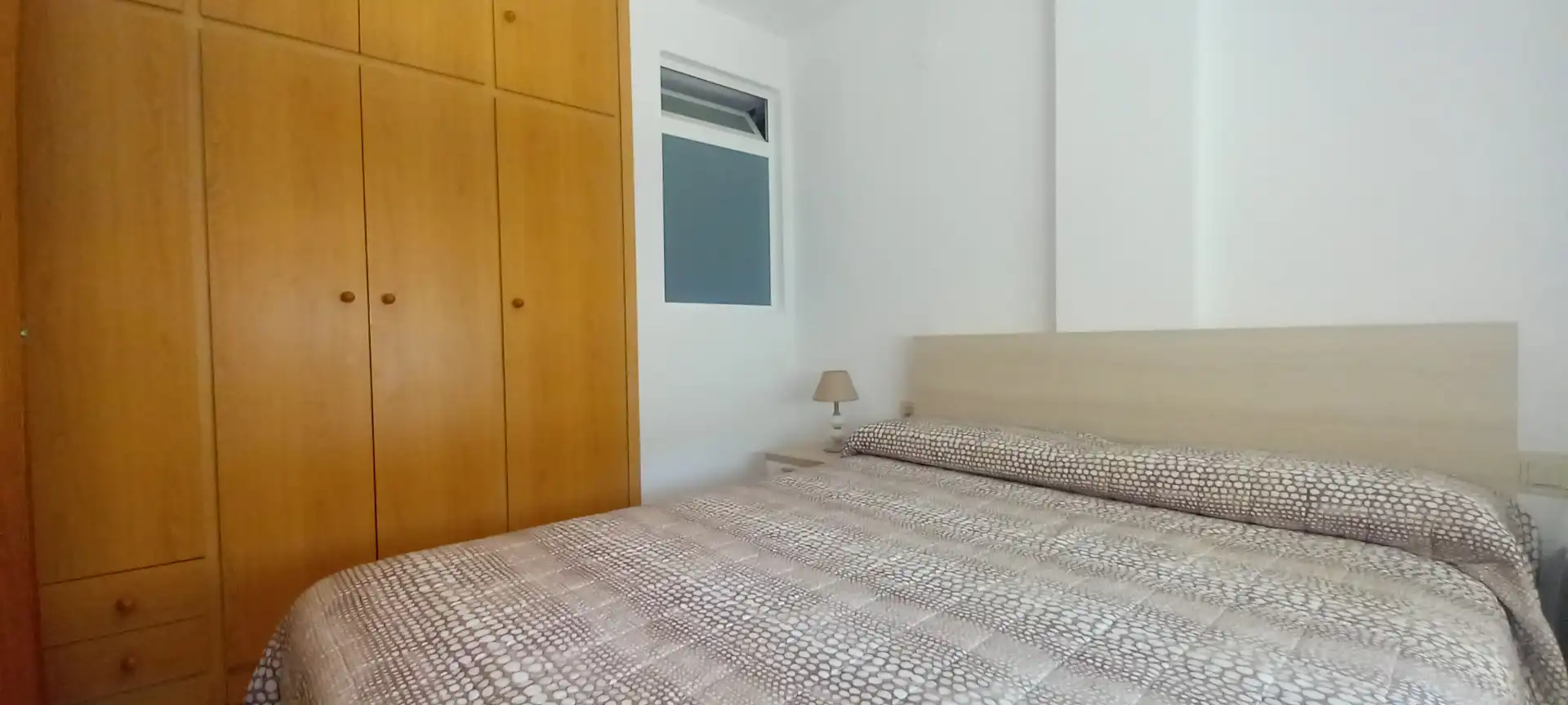 Habitación de Apartamento de alquiler en Gandia con Aire acondicionado, Calefacción y Amueblado