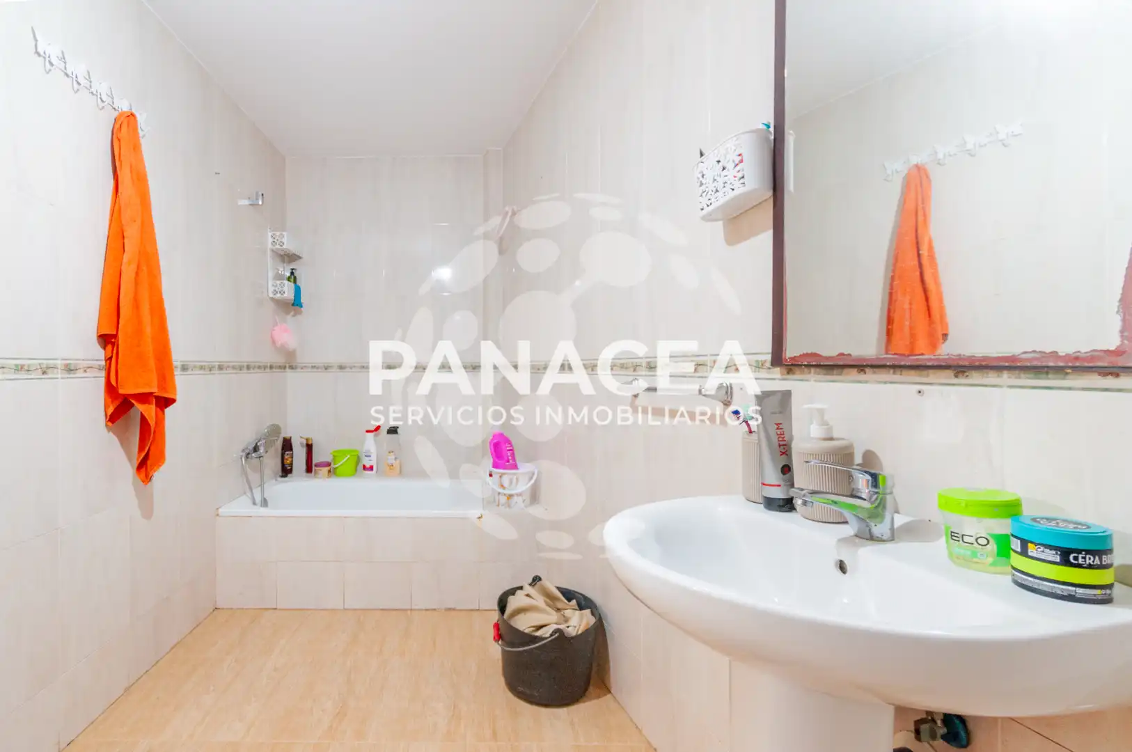 Baño de Piso en venta en Roquetas de Mar con Amueblado, Horno y Microondas