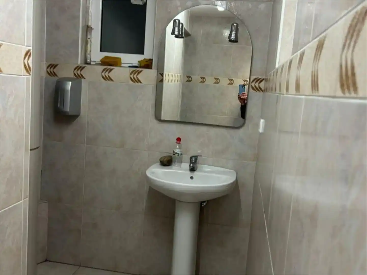 Badezimmer von Fabrikhallen zur Miete in Torrelameu