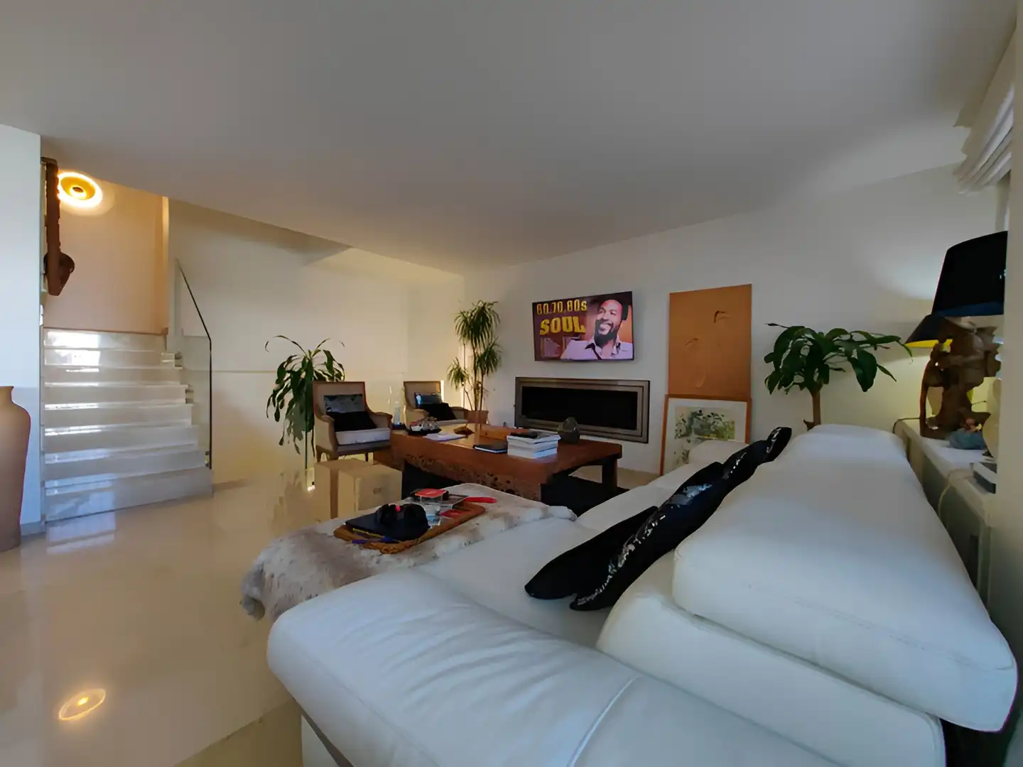 Sala d'estar de Dúplex en venda en Estepona amb Aire condicionat, Terrassa i Piscina