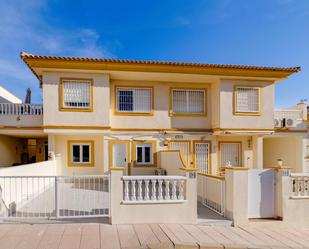 Vista exterior de Casa adosada en venda en Orihuela amb Aire condicionat, Terrassa i Piscina