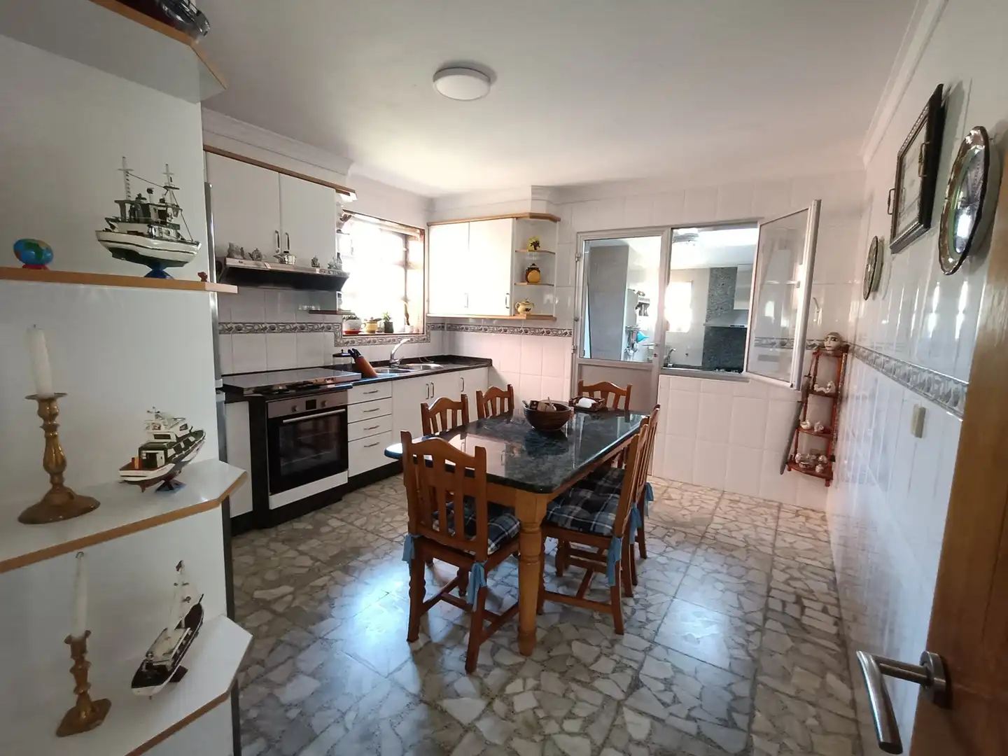 Cuina de Casa o xalet en venda en Ribeira amb Jardí privat, Terrassa i Traster