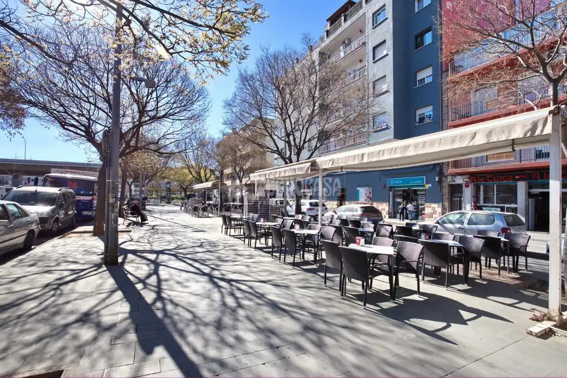Vista exterior de Casa adosada en venda en Montcada i Reixac amb Balcó