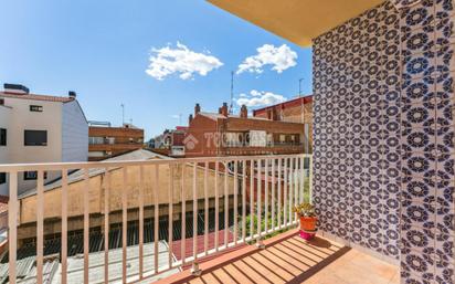 Vista exterior de Pis en venda en Cornellà de Llobregat amb Balcó