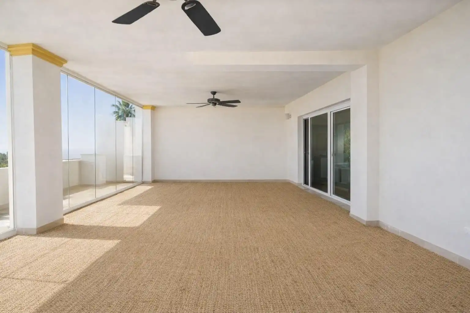 Sala d'estar de Apartament en venda en Estepona amb Aire condicionat, Calefacció i Jardí privat
