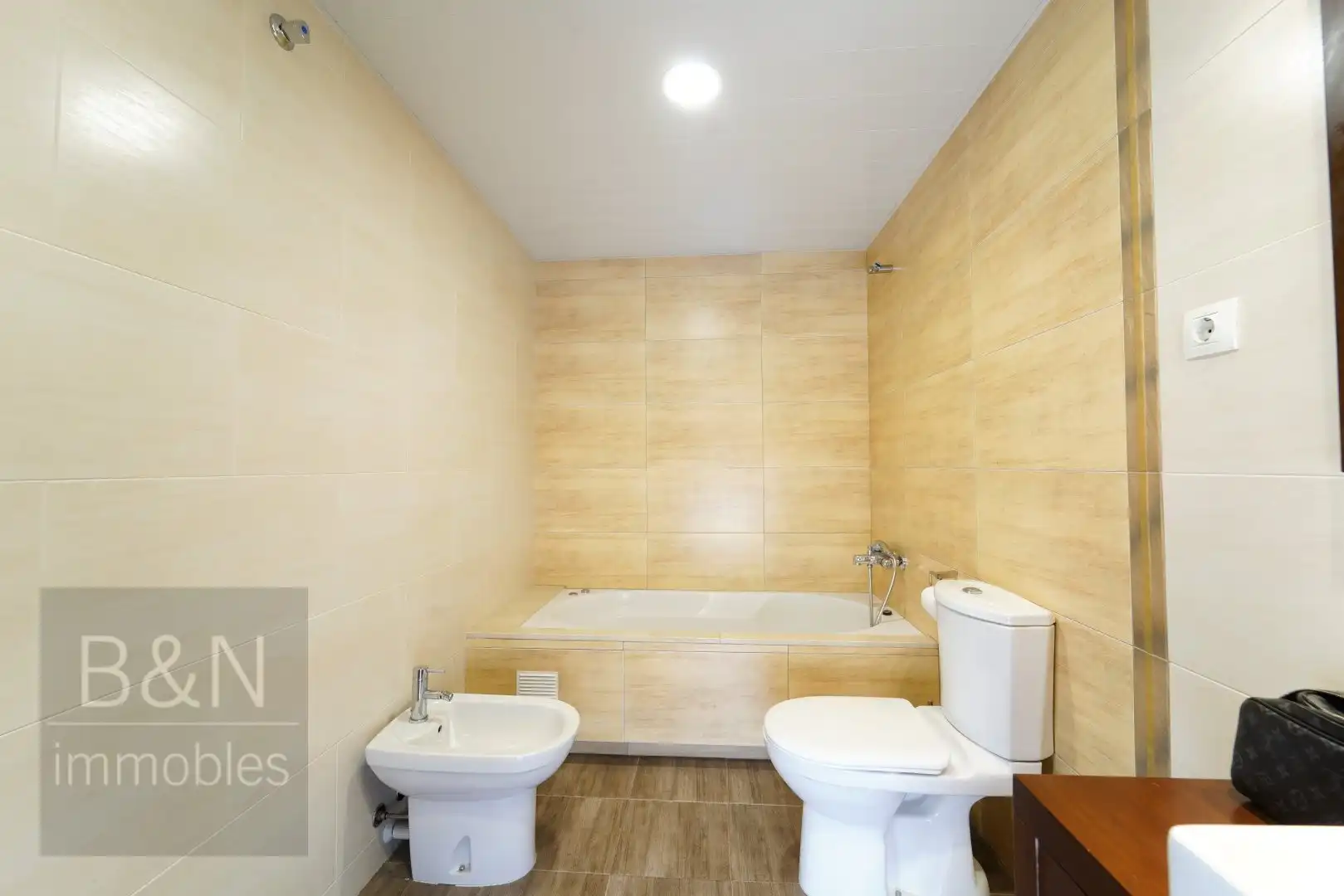 Baño de Piso en venta en Terrassa con Aire acondicionado, Calefacción y Piscina