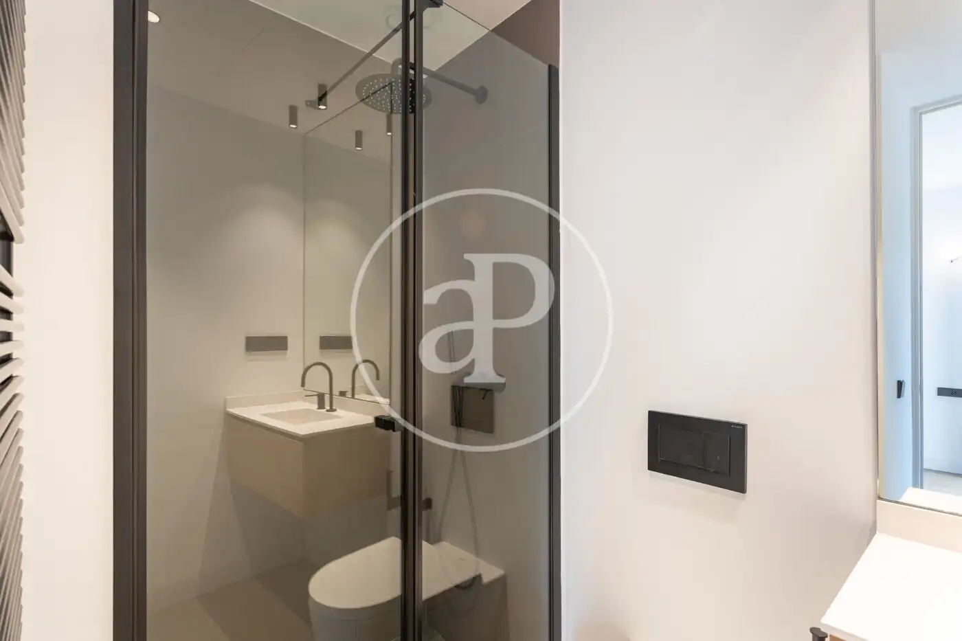 Baño de Piso de alquiler en Barcelona con Aire acondicionado, Calefacción y Jardín privado