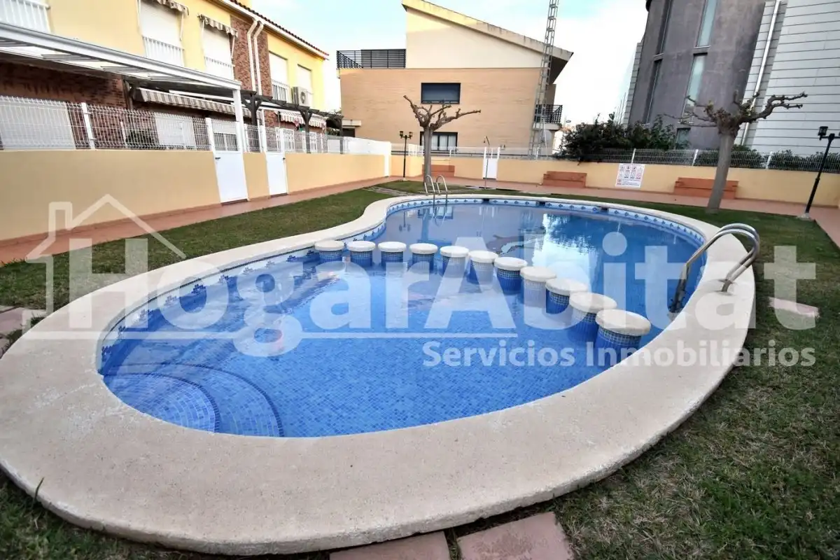 Piscina de Casa adosada en venda en Burriana / Borriana amb Jardí privat, Terrassa i Piscina comunitària